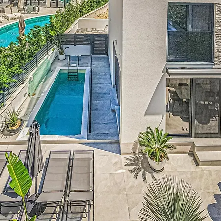Stunning In With Outdoor Swimming Pool Holiday home *