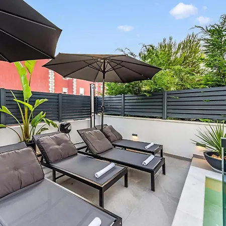 Stunning In With Outdoor Swimming Pool Srima