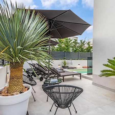 Stunning In With Outdoor Swimming Pool Srima