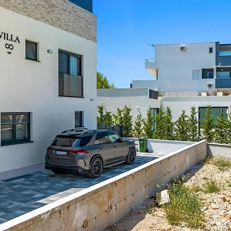 Stunning In With Outdoor Swimming Pool